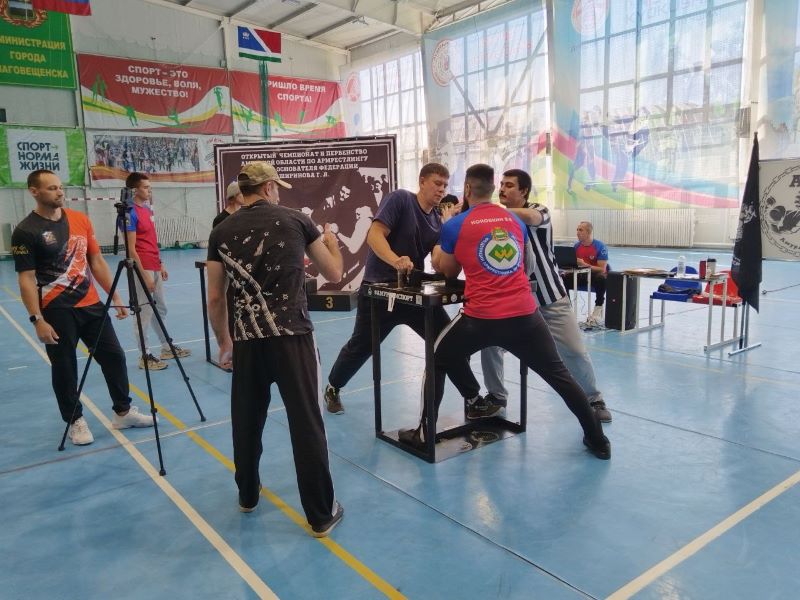 В Благовещенск съехались мужчины с сильными руками