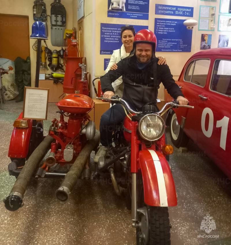 Амурские спасатели рассказали пожарному инспектору из Сиднея сказку «Кошкин дом»