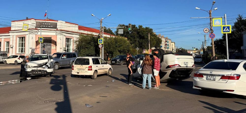 Пострадал ребенок: прямо посреди Белогорска перевернулся автомобиль