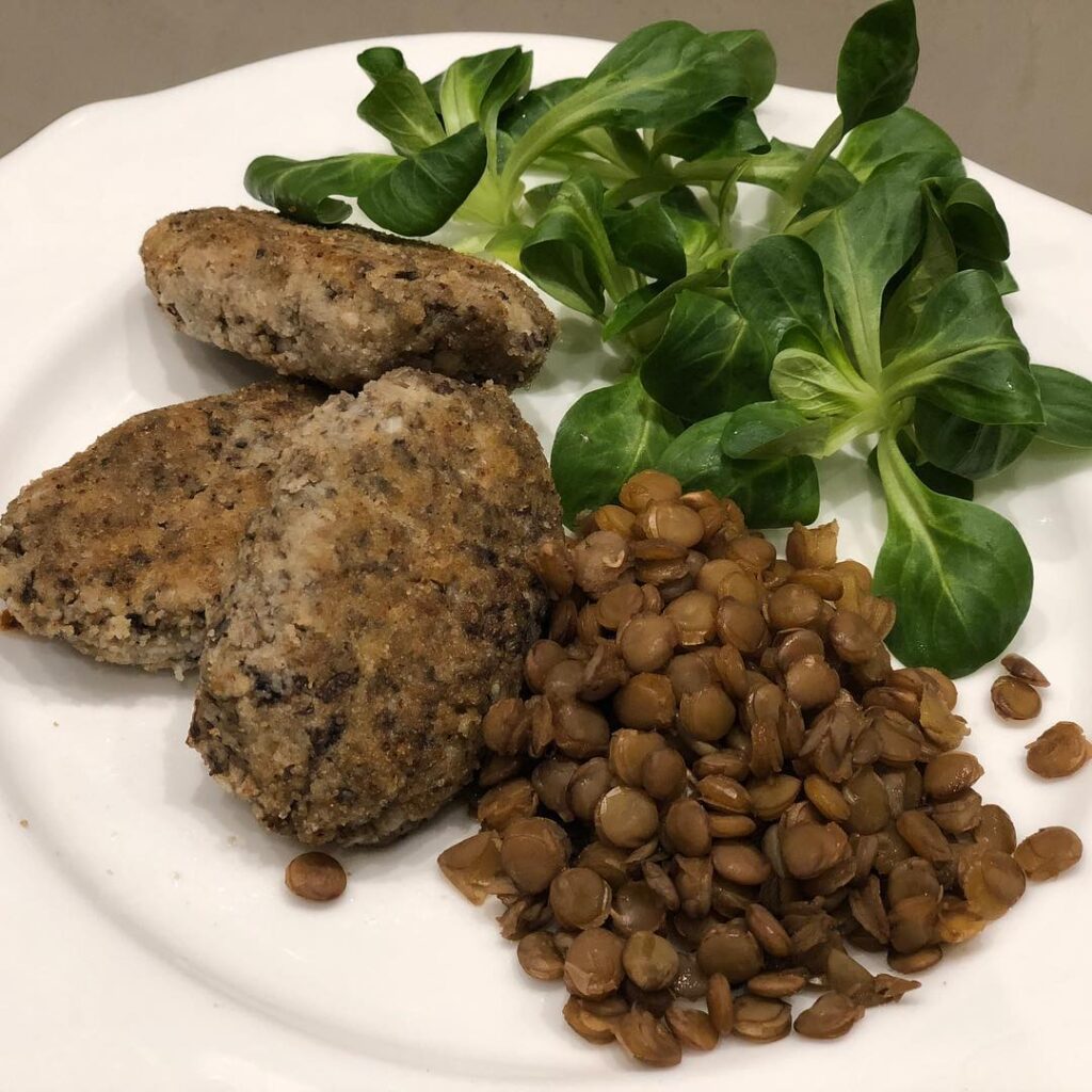 чем заменить мясо, рецепты без мяса,
белковые продукты, грибные котлеты