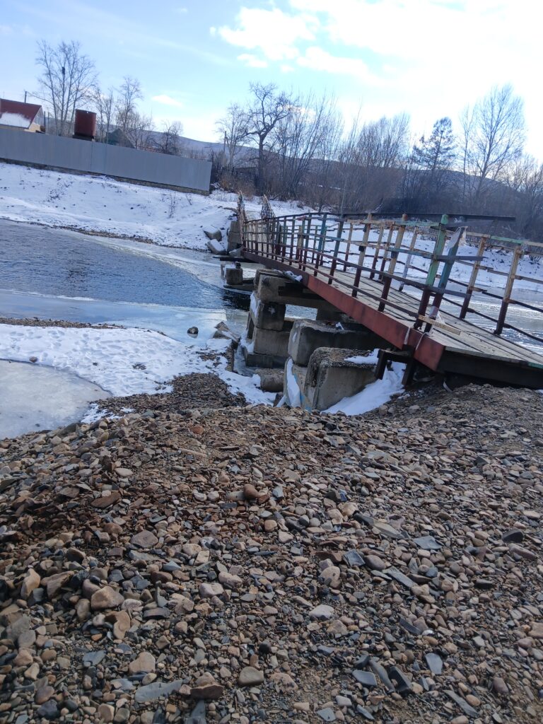 Жители амурского города переживают за строительство пешеходного моста