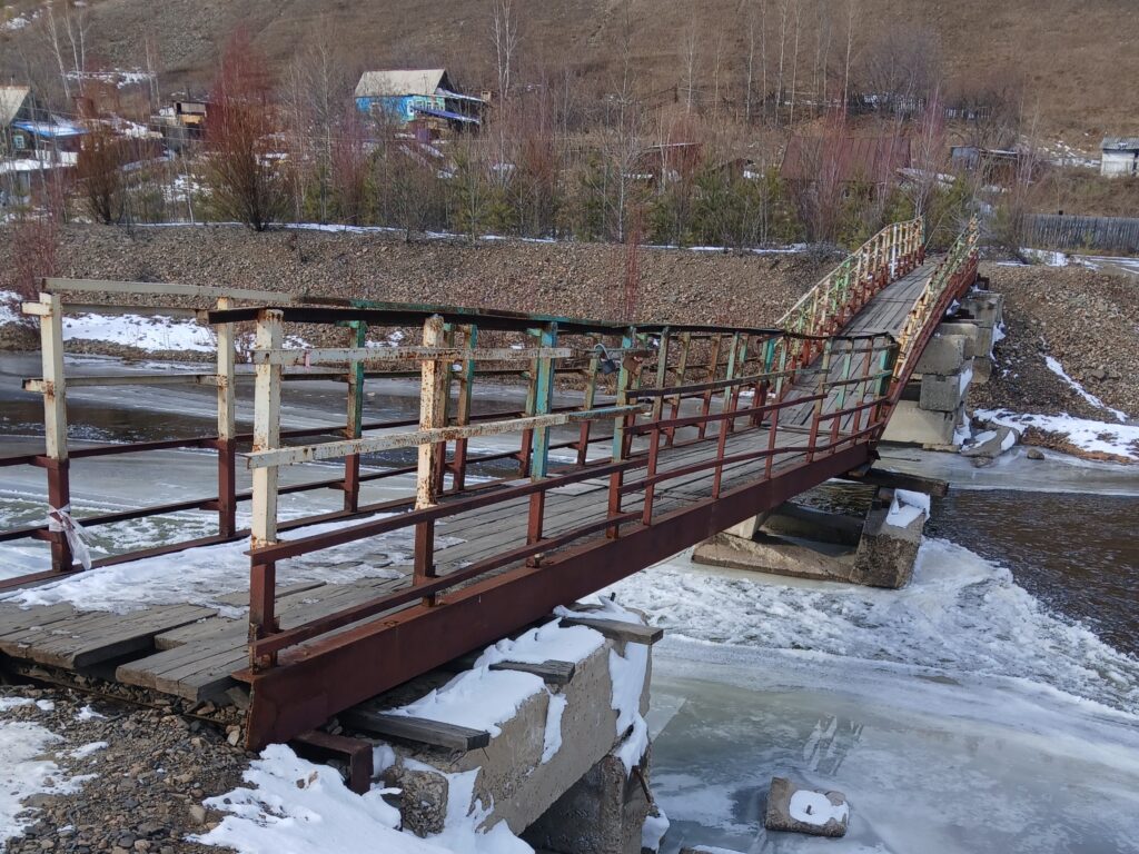 Жители амурского города переживают за строительство пешеходного моста