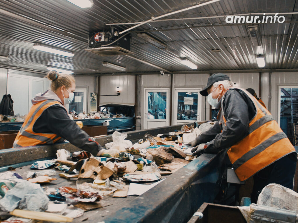 Из оранжевых контейнеров – на завод: как в Благовещенске сортируют и перерабатывают мусор