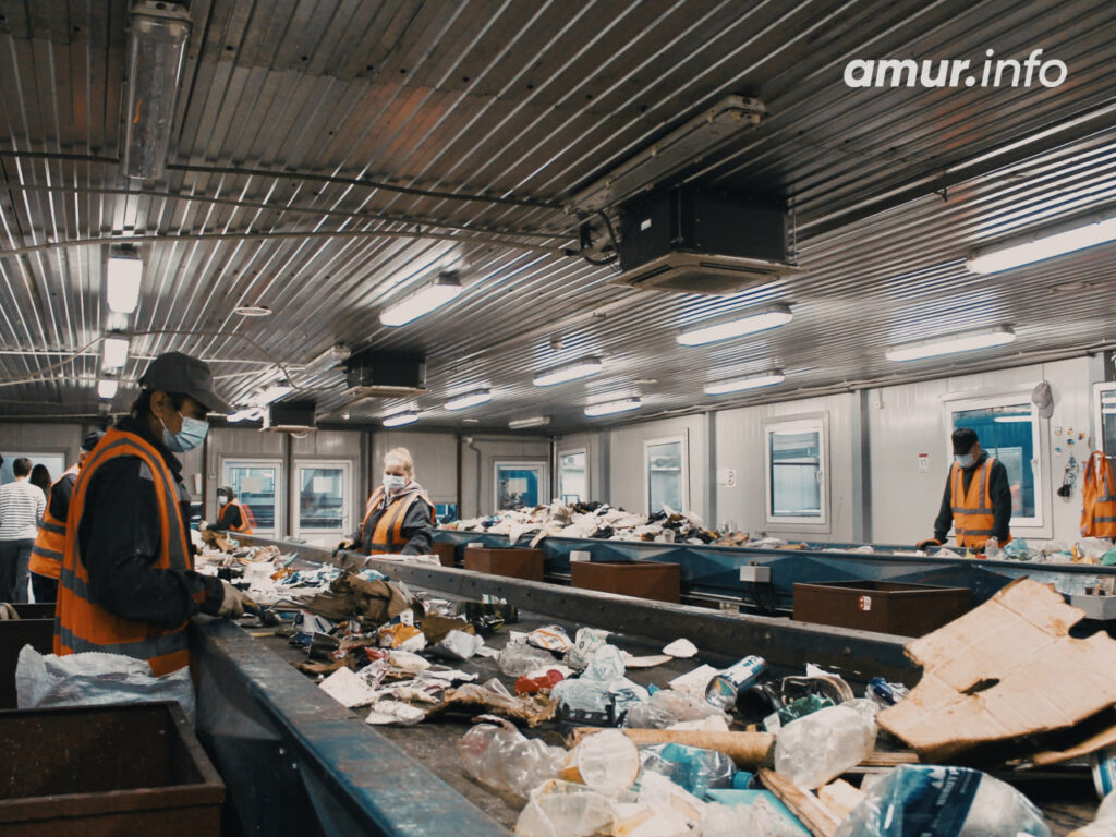 Из оранжевых контейнеров – на завод: как в Благовещенске сортируют и перерабатывают мусор