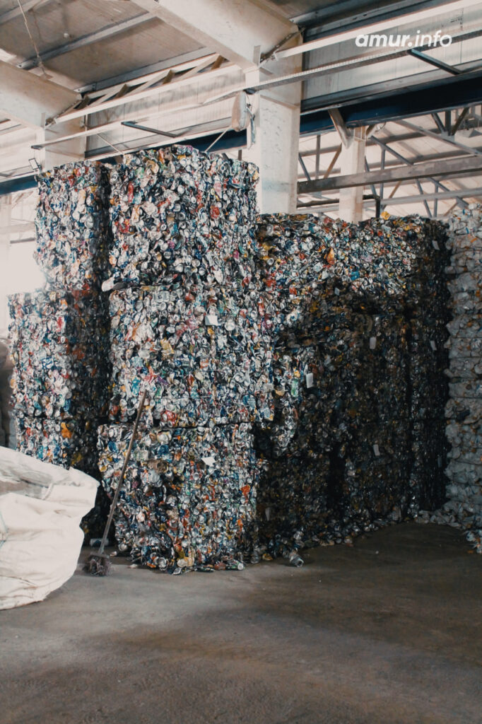 Из оранжевых контейнеров – на завод: как в Благовещенске сортируют и перерабатывают мусор