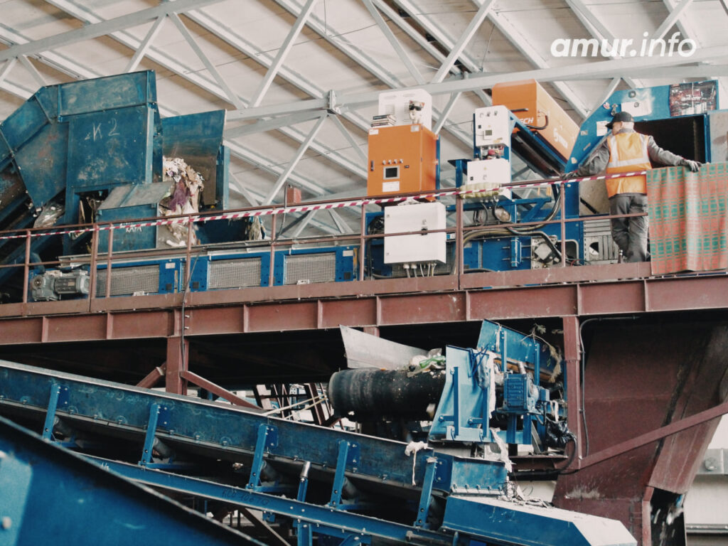 Из оранжевых контейнеров – на завод: как в Благовещенске сортируют и перерабатывают мусор