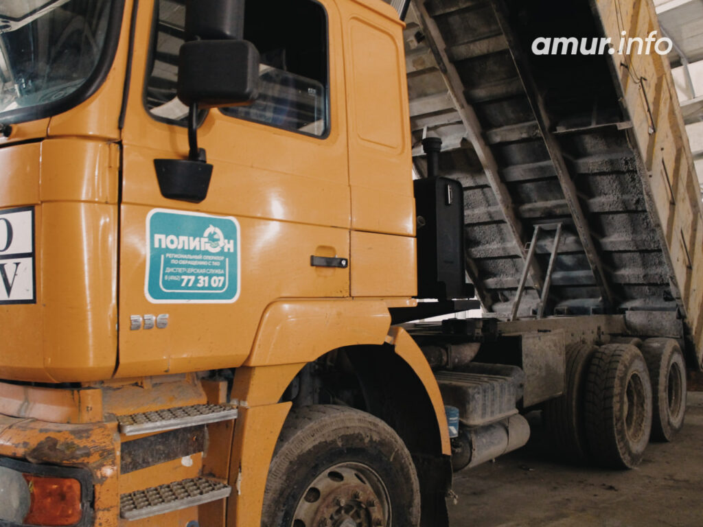 Из оранжевых контейнеров – на завод: как в Благовещенске сортируют и перерабатывают мусор