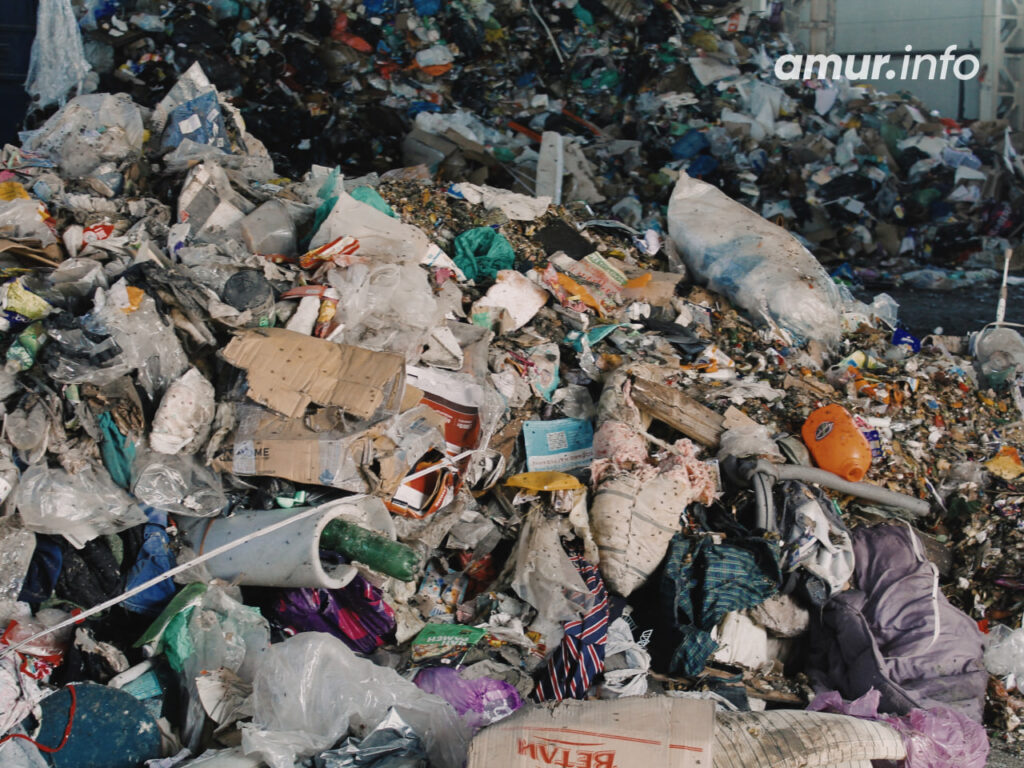 Из оранжевых контейнеров – на завод: как в Благовещенске сортируют и перерабатывают мусор