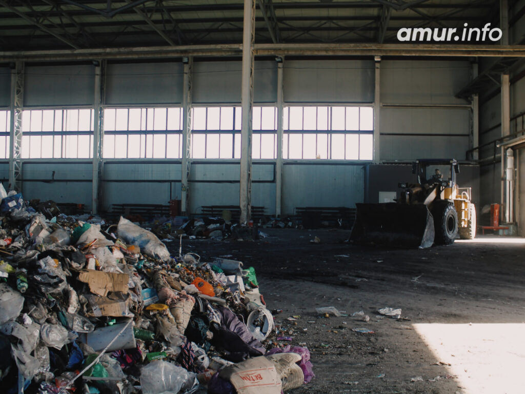 Из оранжевых контейнеров – на завод: как в Благовещенске сортируют и перерабатывают мусор