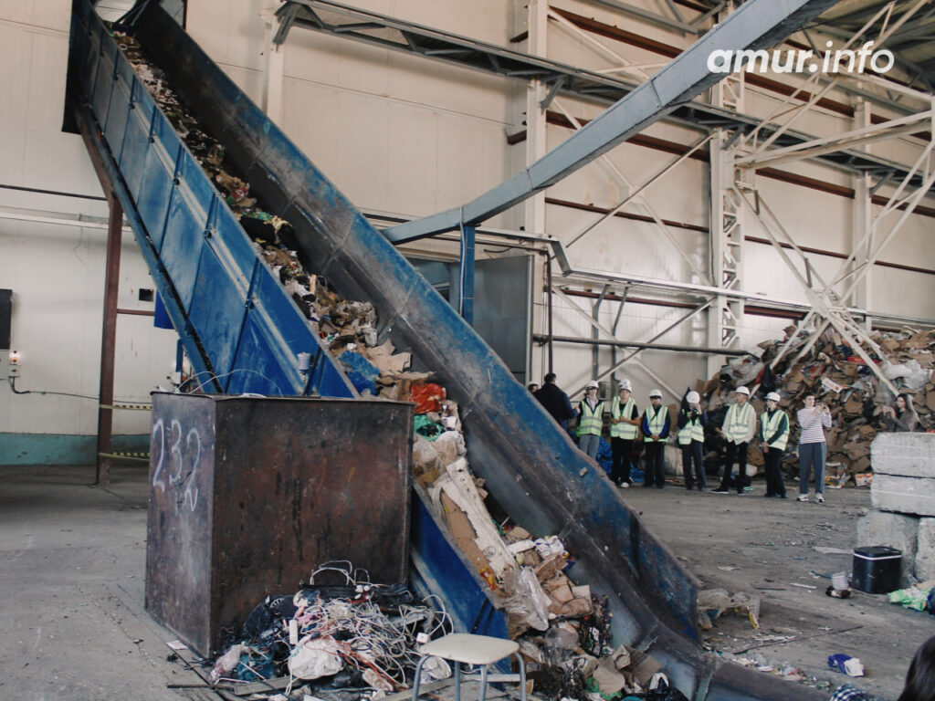 Из оранжевых контейнеров – на завод: как в Благовещенске сортируют и перерабатывают мусор