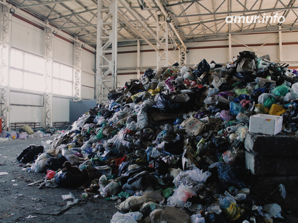 Из оранжевых контейнеров – на завод: как в Благовещенске сортируют и перерабатывают мусор