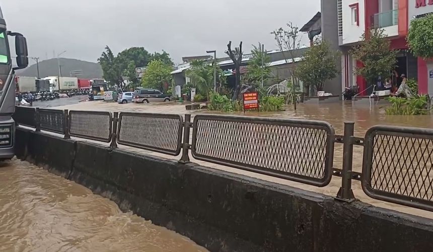 Российские туристы застряли на мосту во Вьетнаме из-за сильного наводнения