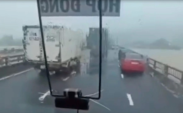 Автобус с россиянами эвакуировали с затопленного моста во Вьетнаме спустя почти двое суток