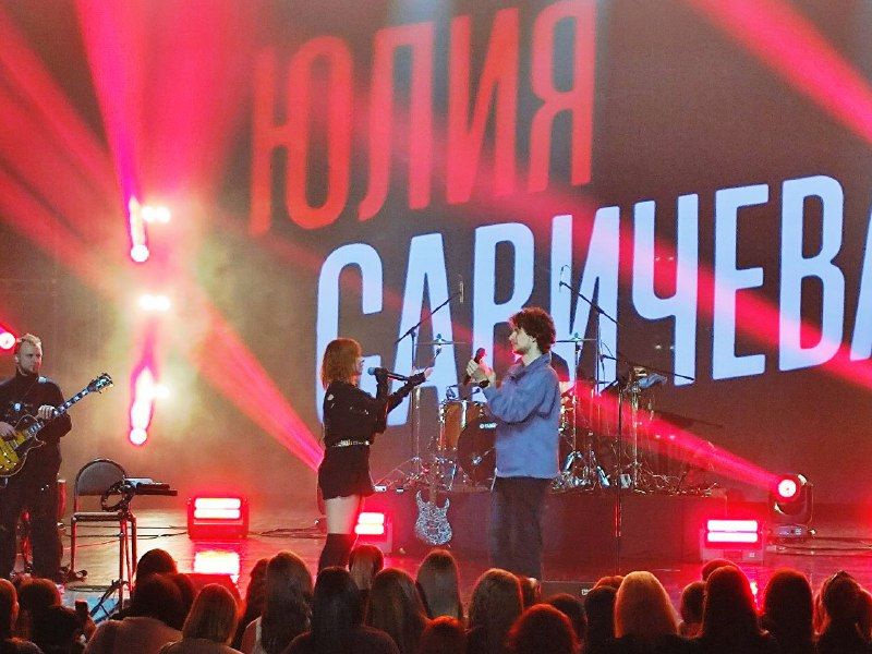 Юля Савичева спела вместе с айтишником из Благовещенска