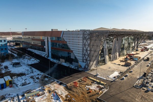 Новое здание аэропорта Благовещенска обзавелось зеркальными витражами