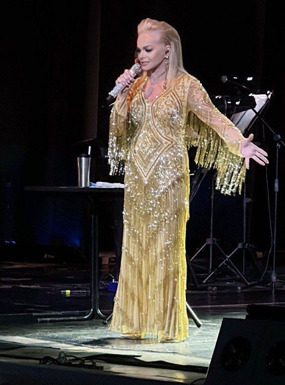 Лариса Долина