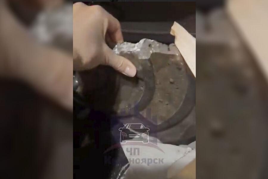 Кусок канализационного люка в Красноярске пробил лобовое стекло автомобиля с детьми