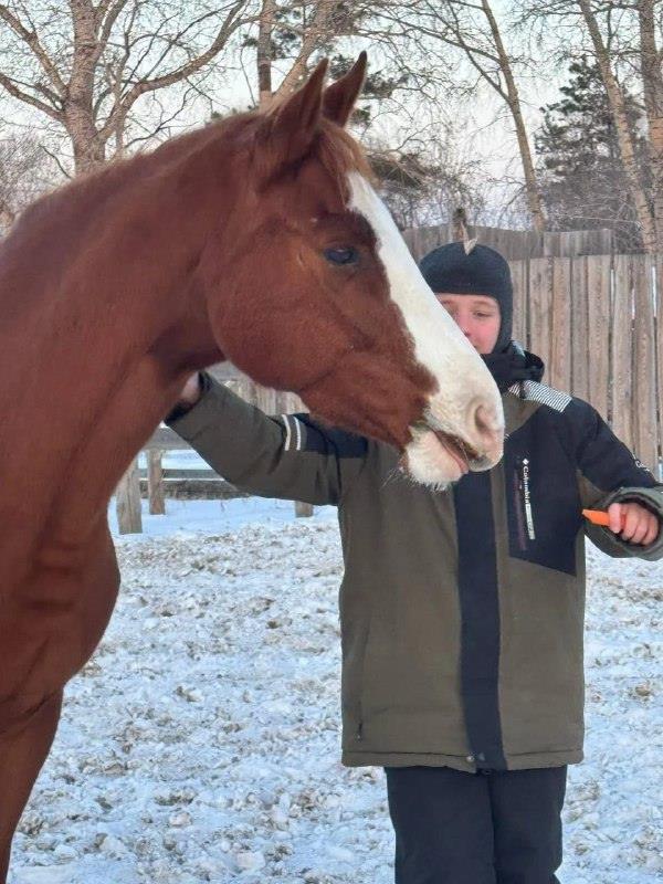 Юная амурчанка готовит к полосе препятствий необычную спортсменку