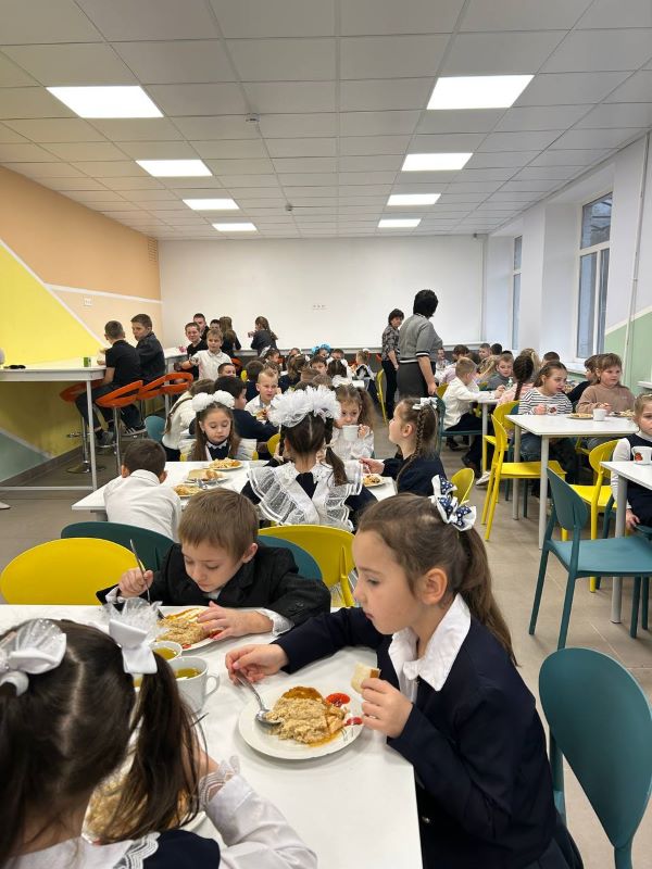 Малыши хлопали в ладоши: Приамурье подарило детям из ДНР комфортное кафе