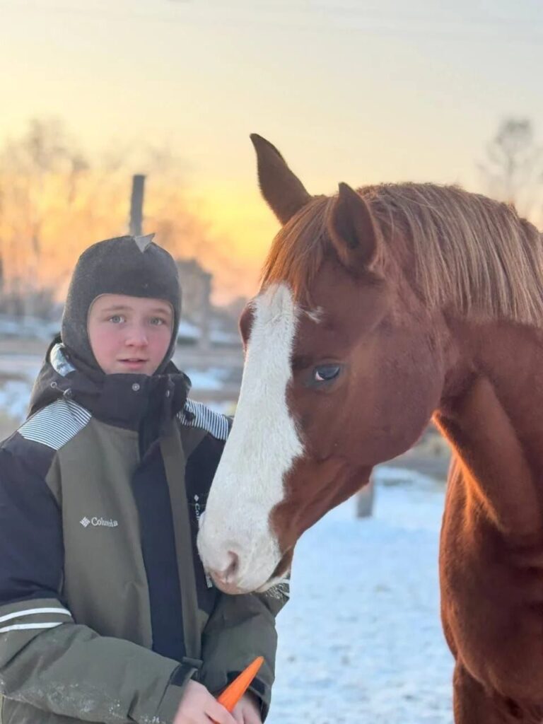 Юная амурчанка готовит к полосе препятствий необычную спортсменку