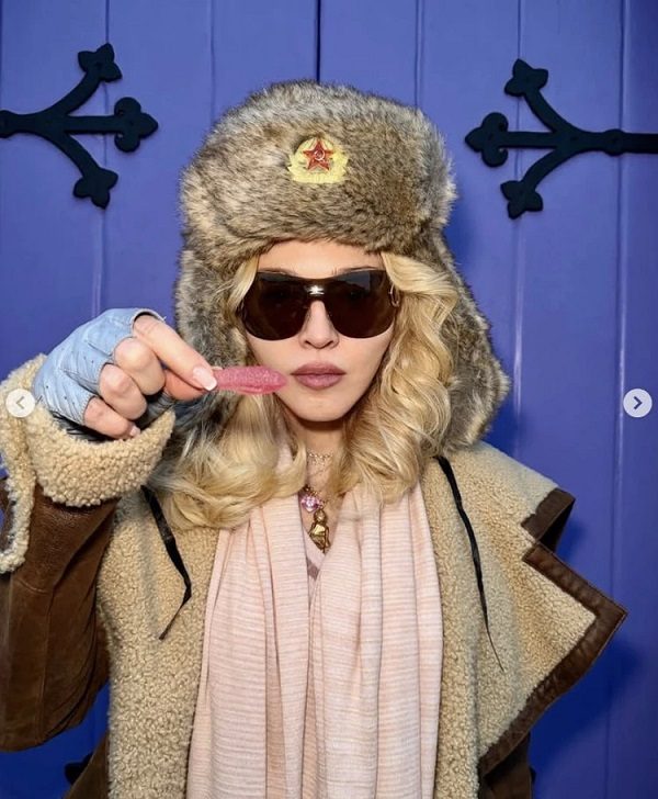 Певицу Мадонну раскритиковали украинцы из-за фото в шапке-ушанке со звездой