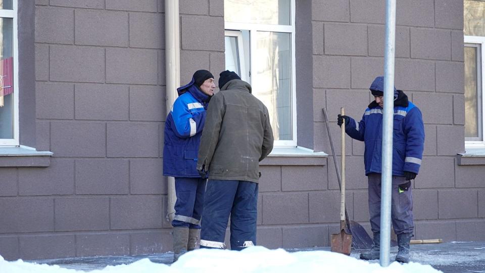 Ледяная глыба упала в коляску с ребёнком в Москве