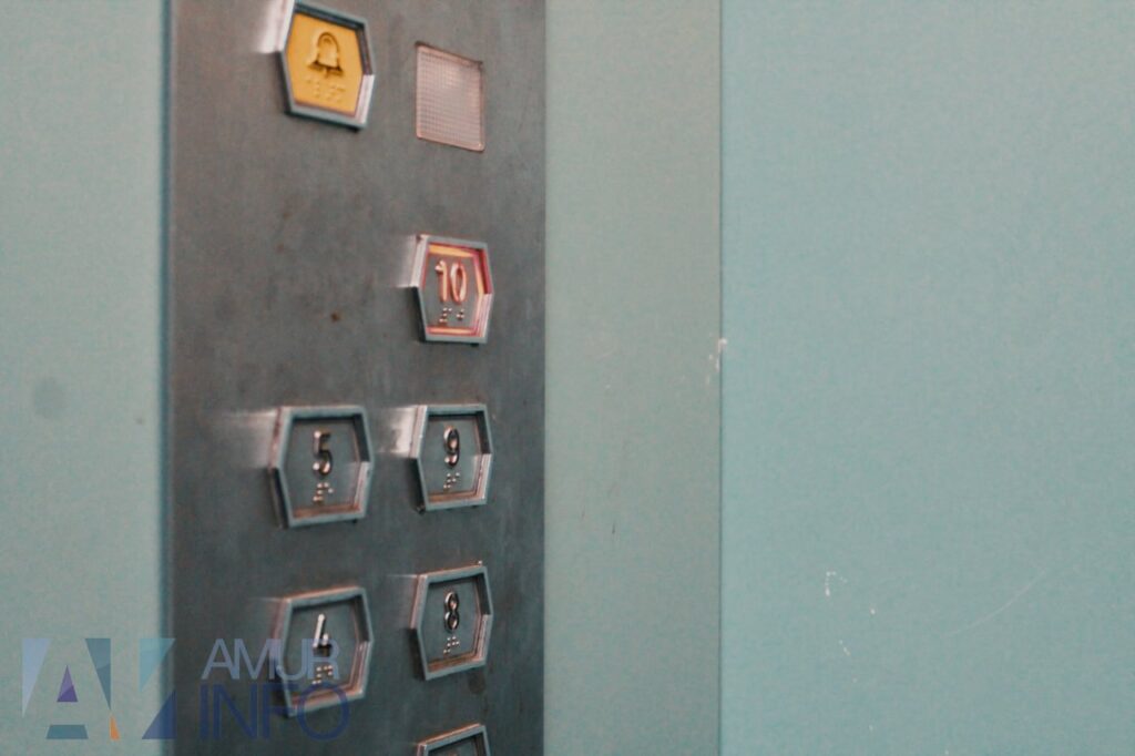 Пятилетняя девочка и её мама пострадали при падении лифта в Подмосковье