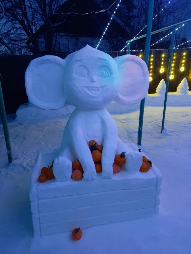 Амурчане поселили у себя во дворе снежного чебурашку