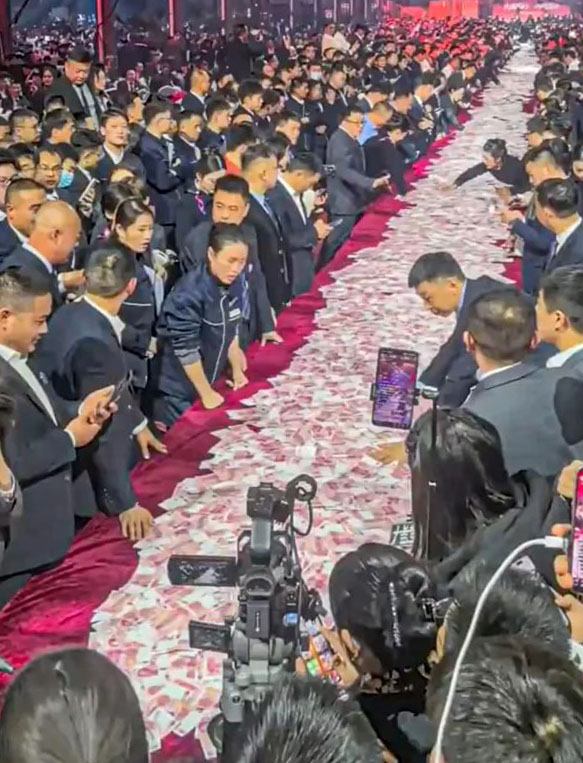 Китайский бизнесмен раздал сотрудникам на корпоративе 26 миллионов долларов