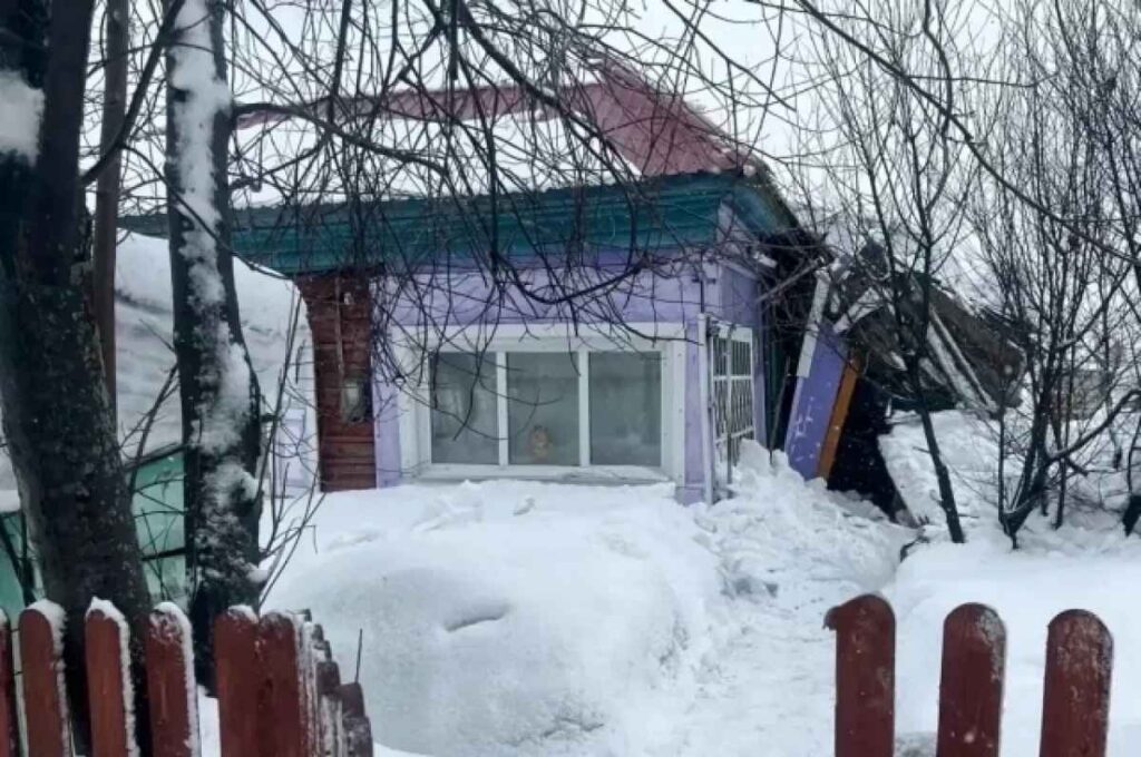 Жителя Кузбасса насмерть придавило снегом возле собственного дома
