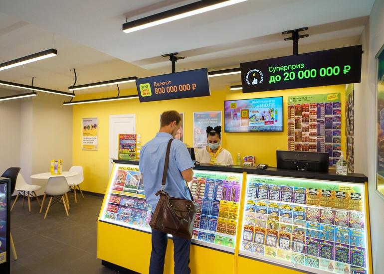 Охранник выиграл 60 миллионов рублей в лотерею после сна про белых кур