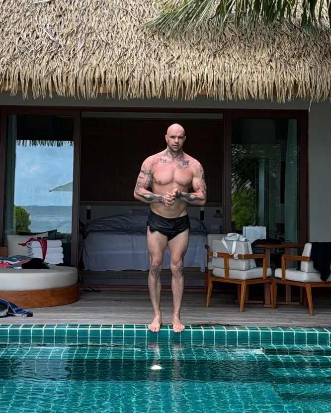 Певица Слава отдыхает на Мальдивах с мускулистым спутником