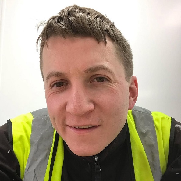 Звезда «Интернов» Дмитрий Шаракоис просит деньги на стримах в Великобритании