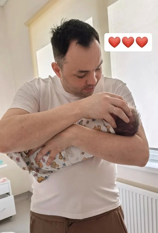 У экс-участника «Дома-2» Александра Гобозова родился третий ребёнок