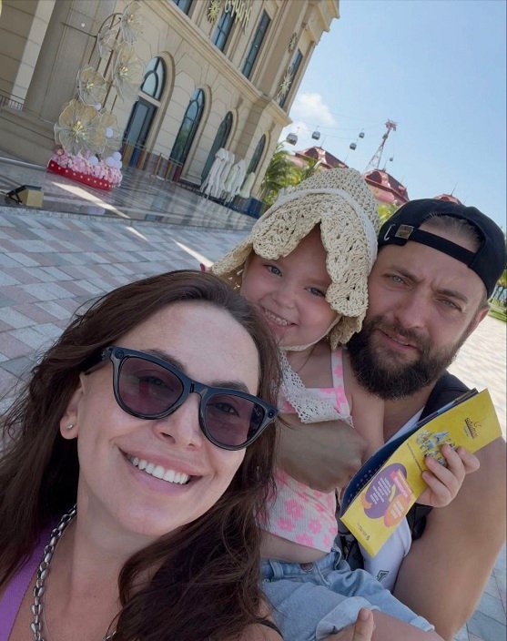 Наталья Фриске показала снимки с мужем и дочерью из отпуска во Вьетнаме