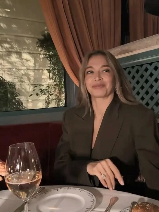 Вера Брежнева похвасталась помолвочным кольцом с огромным бриллиантом