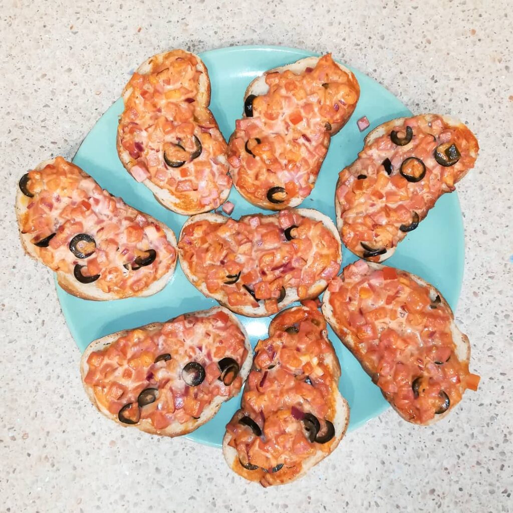 рецепт бутербродов, бутерброд с рыбой, быстрая пицца, горячие бутерброды, вкусные бутерброды