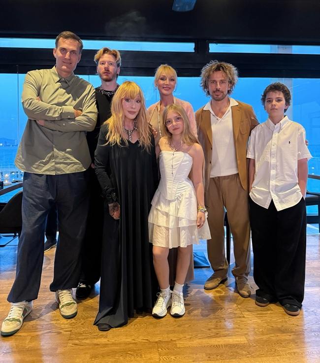 Алла Пугачёва собрала всю семью на свой день рождения