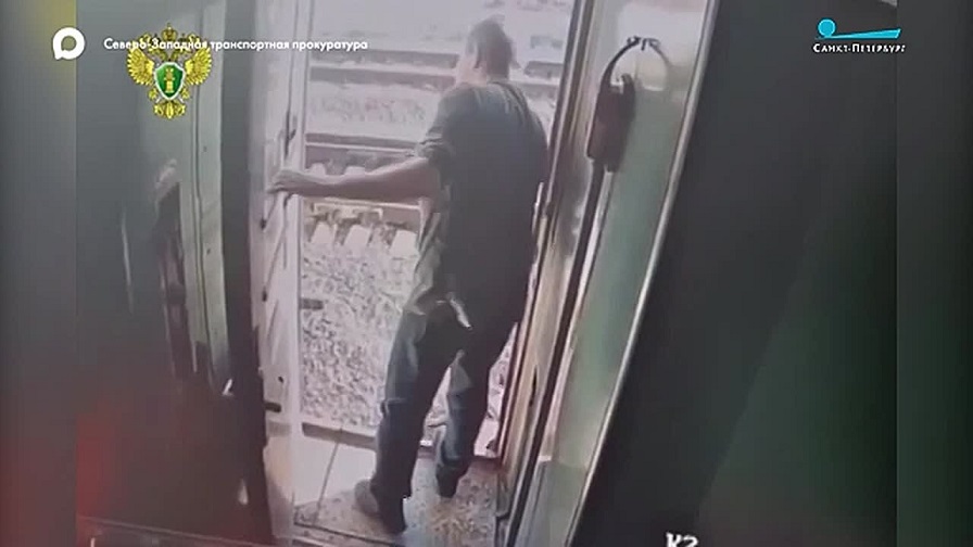 Пассажир столкнул проводницу на железнодорожные пути в Костромской области
