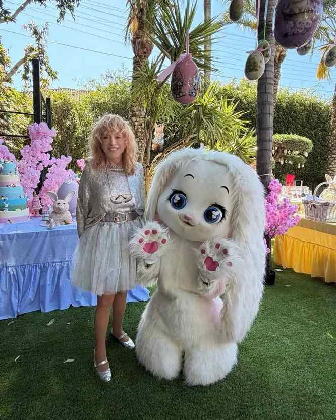 Алла Пугачёва снялась в коротком платье на Пасху