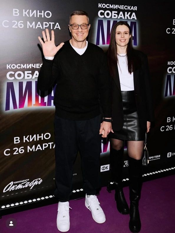 Актёр Алексей Макаров бросил пить и похудел ради молодой стюардессы