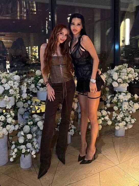 Оксана Самойлова отметила 38-летие в провокационном наряде