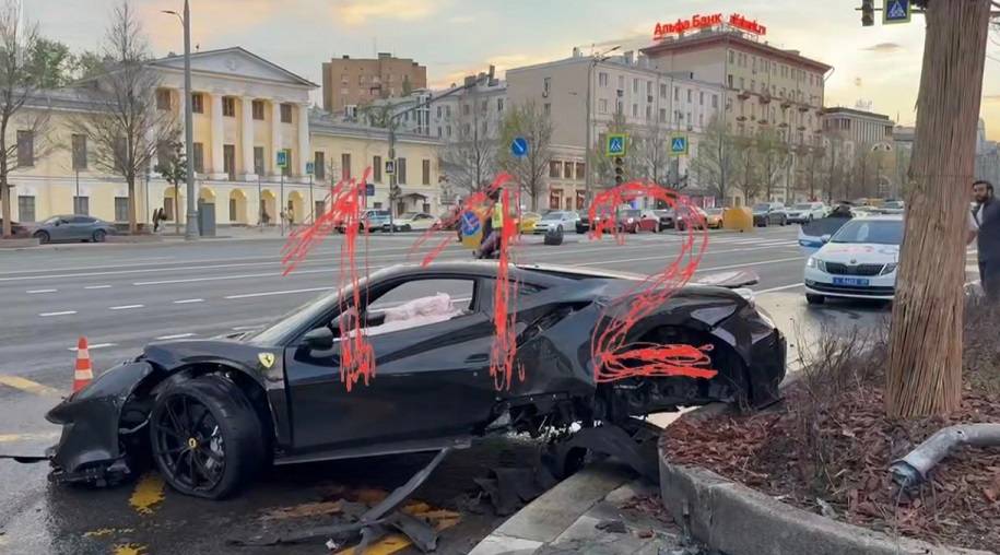 Рэпер Navai разбил автомобиль Ferrari в центре Москвы