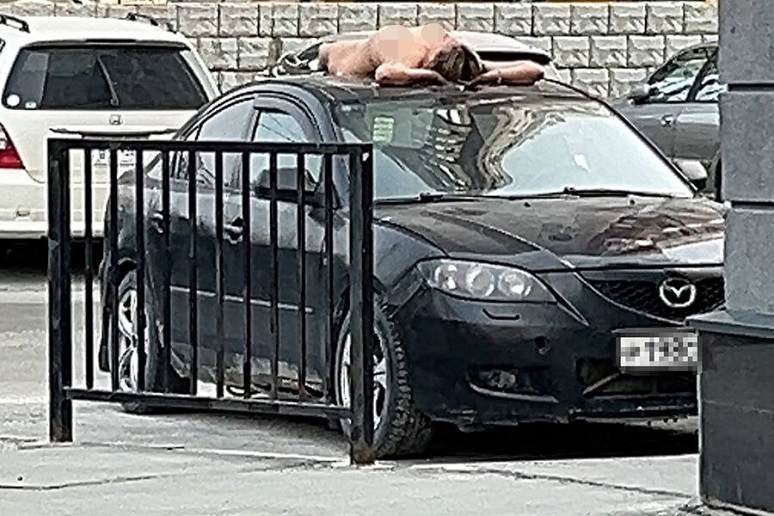 Голая женщина загорала на крыше чужого автомобиля в Новосибирске