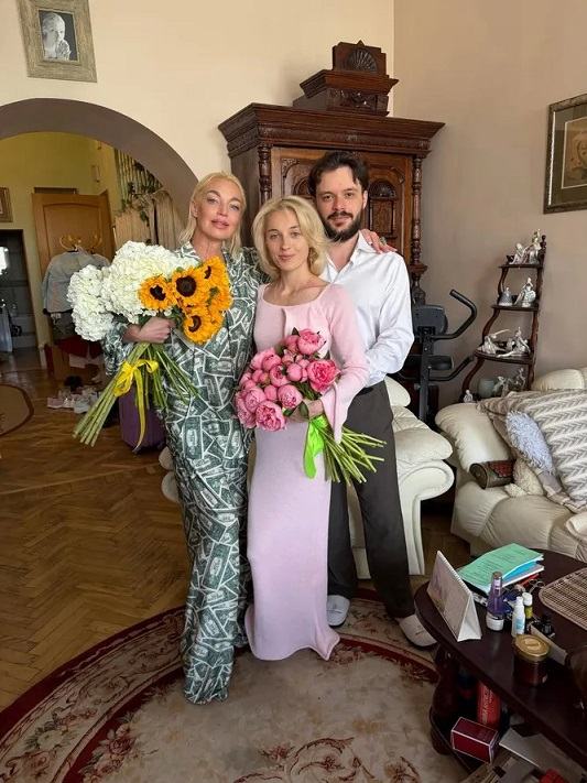 Анастасия Волочкова показала фото с дочерью и зятем