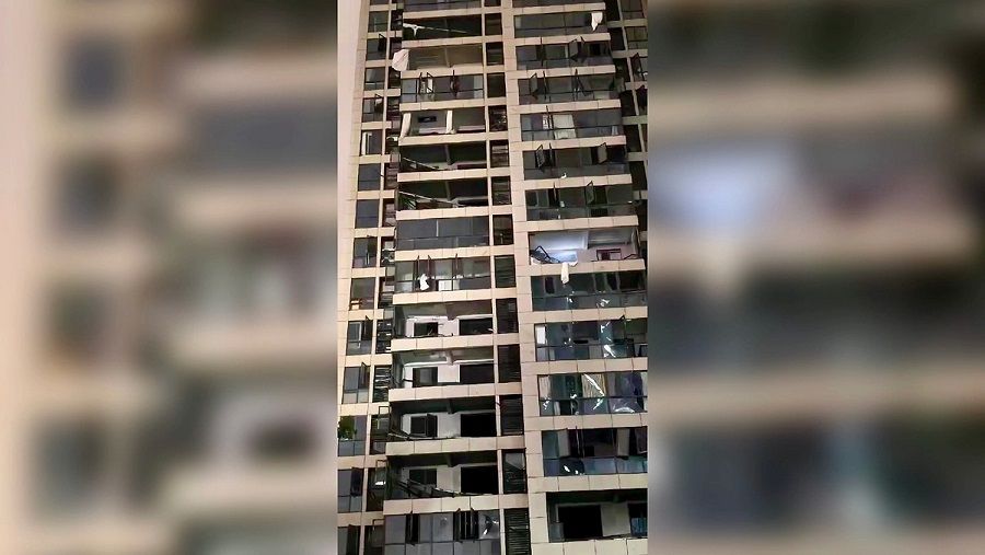 Ураган в Китае унёс мужчину из окна 12 этажа вместе с мебелью