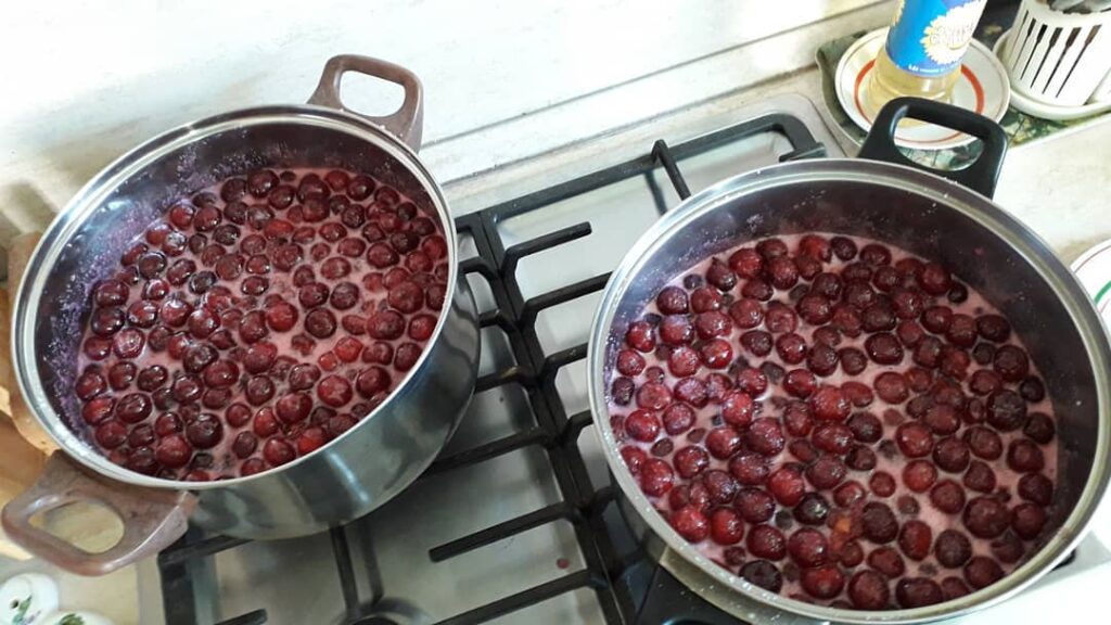 рецепты с вишней, вареники с вишней, варенье с вишни, вишневое варенье, вишневый штрудель