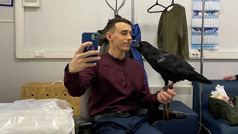 Умер 29-летний блогер-миллионник и хозяин ворона Гоши Александр Чугайнов