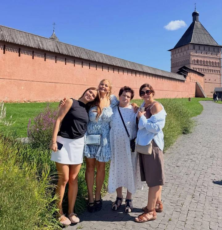 Ирина Пегова поделилась семейным фото с мамой и дочерью