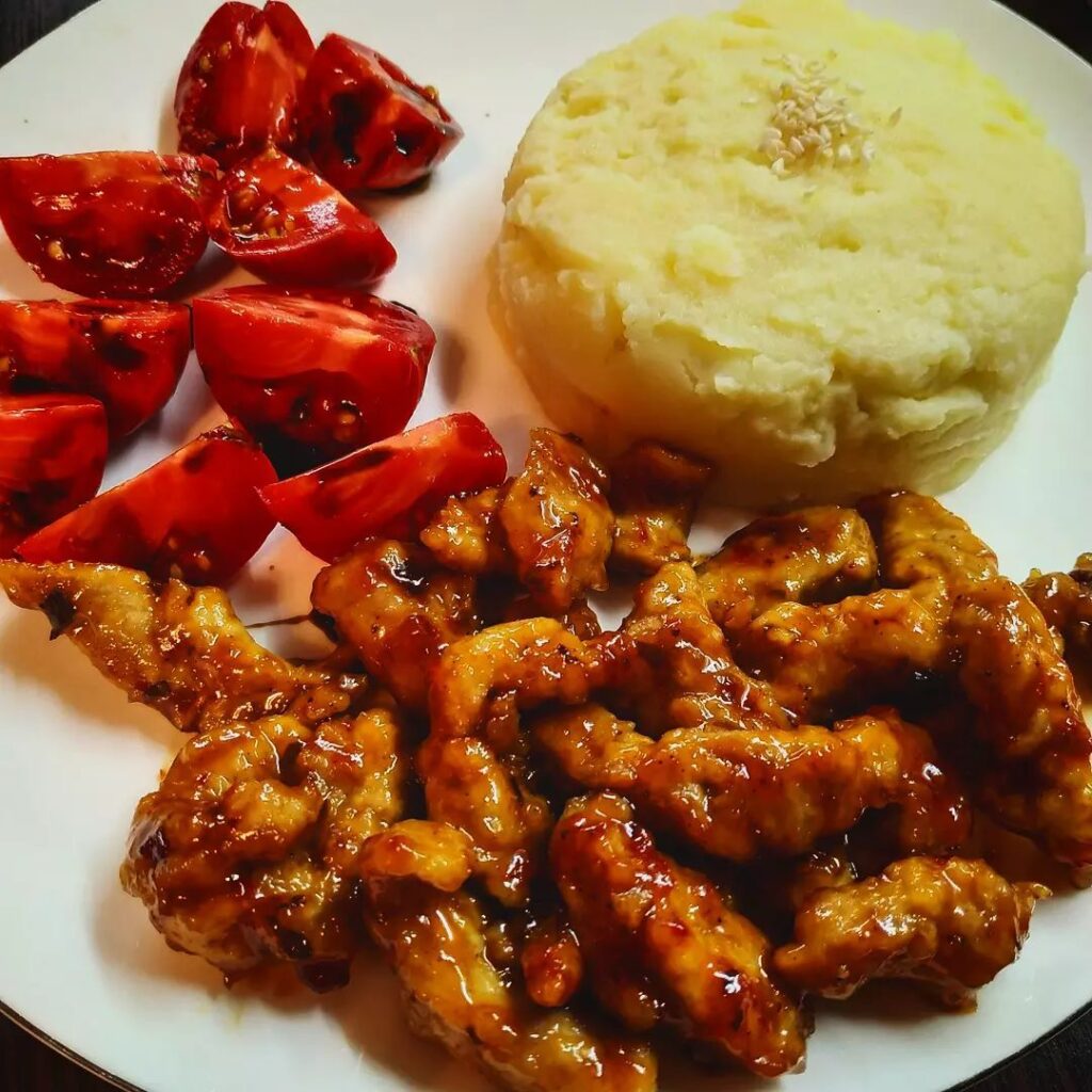 рецепты с мясом, жареное мясо, свинина с луком, свинина с луком на сковороде, свинина по-китайски, свиной стейк, стейк из свинины